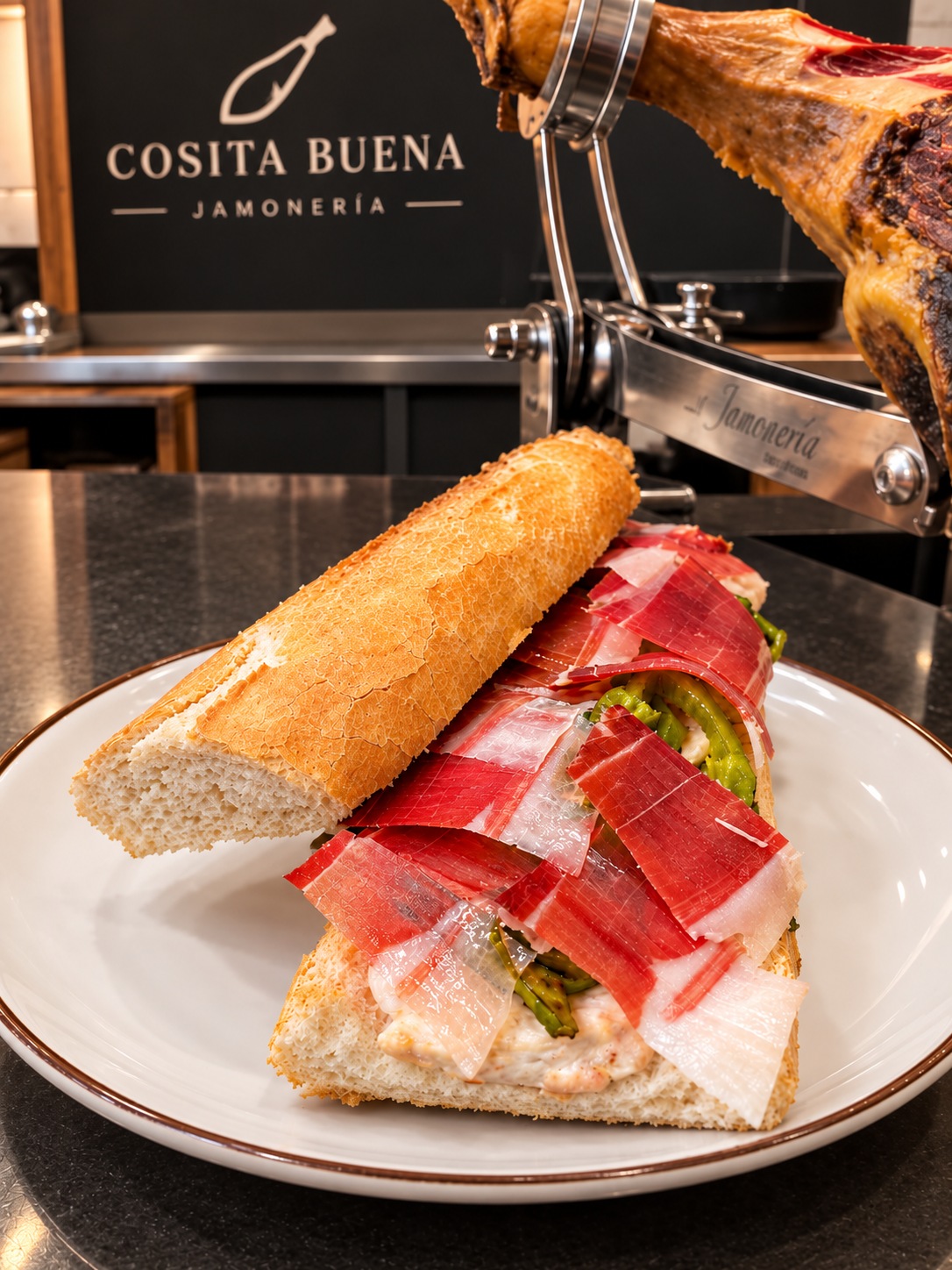 Bocadillo Especial Cositabuena preparado en nuestra jamonería